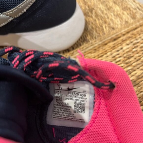 Nike Roshe One GS ~ Blue/Hot Pink ~ 599729 409 ~ Size 7Y - Picture 3 of 6